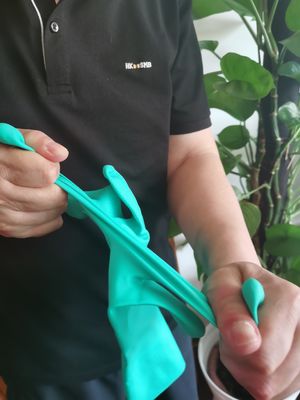 قفاز النتريل الثنائي الأبعاد من الخضراء مصمم لتحمل ظروف العمل الصناعي مما يوفر السلامة والمرونة