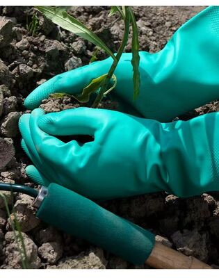 قفاز يد من النتريل الأخضر بطول 33 سم يتميز ببطانة غير مُزغبة ومناسب للمختبرات الطبية وصناعة الأدوية.